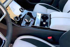 SUV de luxe de taille moyenne haut de gamme 2023, véhicule utilitaire 4x4 haute performance avec intérieur avancé et design moderne - Product Image 3