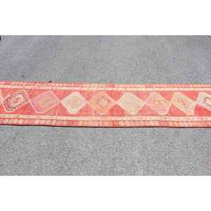 Alfombra Turca Vintage Herki Runner de 2.6x12.5 pies, Alfombra Marroquí Roja de Lana - Product Image 3