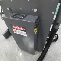 Machine de nettoyage laser à impulsions portable 100W 200W 300W pour applications extérieures de décapage de rouille, de peinture et de graffitis