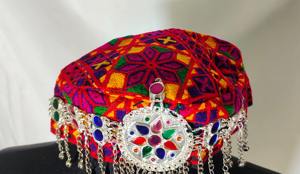 Chapeau traditionnel afghan vintage fait à la main, ethnique, culturel pachtoune, tissu brodé de fleurs, couvre-chef - Product Image 2