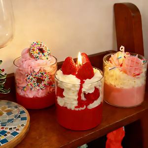 Bougie parfumée unique en forme de dessert glacé à la fraise en couches, faite à la main, écologique, longue durée de combustion, décoration de la maison pour les fêtes, cadeau - Product Image 1
