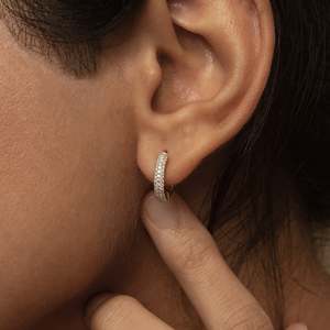 Boucles d'oreilles créoles Huggie à diamants épais, petite taille - Product Image 6
