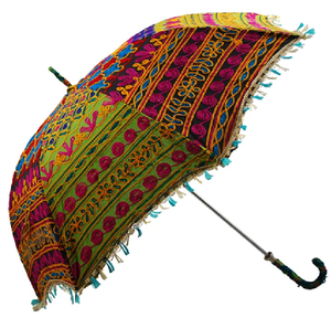 Sombrilla Rajasthani grande, colorida, con estampado tradicional bordado en amarillo y azul, para eventos, disponible a precios de mayoreo. - Product Image 4