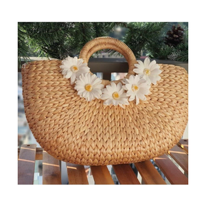 Sac de plage léger et spacieux fait à la main-Fourre-tout en paille écologique de jacinthe d'eau avec un look élégant pour les femmes - Product Image 4
