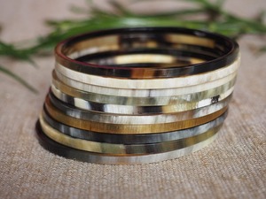 Pulsera de cuentas de cuerno de búfalo hecha a mano única, joyería Tribal ajustable, regalo elegante y sostenible para ocasiones cristianas - Product Image 3