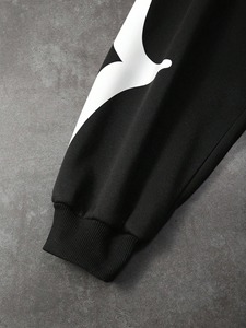 Sudadera con capucha recortada negra Premium con logotipo gráfico en el pecho y acentos de manga de flecha Diseño de ropa de calle contemporánea polar transpirable - Product Image 6