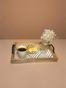 Plateau en bois de style vintage avec poignée en métal pour l'affichage et le service, offrant un look unique et une construction fonctionnelle durable - Product Image 5