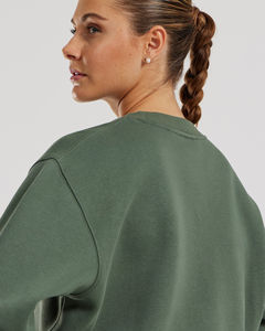 OEM Logo personnalisé sweats à capuche de gym pour femmes sauge recadrée col rond sweat-shirt épaules tombantes poignets côtelés ourlet solide motif avant - Product Image 4