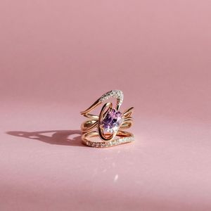 Bague de déclaration en or rose 16 carats avec diamant de laboratoire ovale violet, certifiée IGI, idéale pour les soirées, événements et mariages - Product Image 1