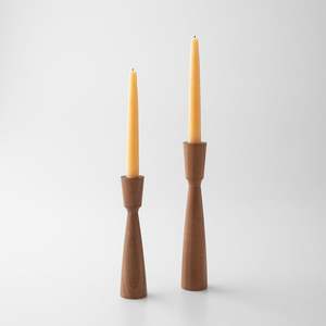 Portavelas de madera hecho a mano con esmalte natural perfecto para los amantes de la decoración del hogar minimalista escandinavo - Product Image 1