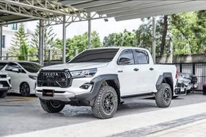 รถกระบะโตโยต้า ไฮลักซ์ คอนเควสต์ ดับเบิ้ลแค็บ ปี 2024 พวงมาลัยซ้าย ภายในสีเข้ม - Product Image 3