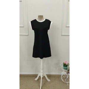 Vestido Corto de Crepé Brillante con Cuello Redondo y Mangas Cortas para Mujer, con Detalle de Puño en Contraste, 35971 - Negro - Product Image 4