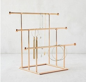 Soporte de joyería de metal puro con múltiples niveles, perfecto para exhibir colecciones de joyería en tiendas minoristas - Product Image 2