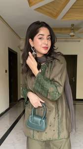 Hermoso Salwar Kameez de Diseñador para Mujer con Interior y Plazzo-Dupatta, Trabajo con Hilos y Lentejuelas para Fiestas - Product Image 2