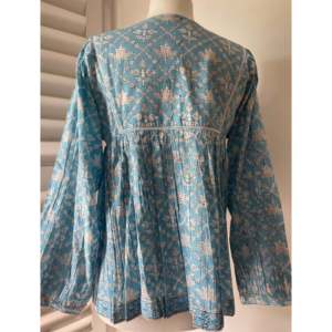 Blusa Casual de Mujer con Estampado de Bloques y Cuello Solapa, Diseño Cuadrado, Popelina Pintada a Mano, Azul Cielo - Talla XL para Otoño y Oficina - Product Image 4