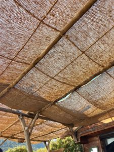 Voiles d'ombrage rectangulaires en fibre de coco tissées à la main - L'ombrelle 100% naturelle et résistante aux UV ultime pour votre maison - Product Image 1