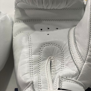 นวมฝึกซ้อมมวยไทยคู่แฝด หนังวัวแท้ ปรับแต่งได้ สีขาว 8 ออนซ์ สำหรับการฝึกซ้อม นวมหนังวัวแท้ - Product Image 2