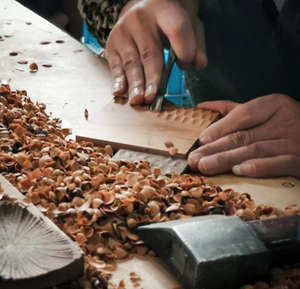 Sous-verres sophistiqués en bois de noyer Élégant décor à la main pour tables et tapis - Product Image 2