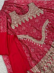 BELLE BANDHEJ IMPRIMÉ Fausse Fourrure Tissu Attrayant Broderie Séquence Travail Gujarati Style Culturel Saree + Blouse Salwar Party - Product Image 4