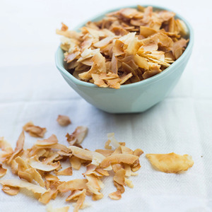 Délicieuses chips de noix de coco grillées de bonne qualité, croustillantes et sucrées pour des collations saines - Product Image 2