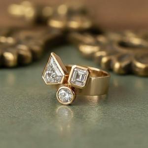 Anillo de Compromiso Moderno con Tres Piedras de Moissanita VVS de 2.00 TCW, Anillo de Boda Grueso y Ancho de Plata 925, Regalo de Aniversario - Product Image 3