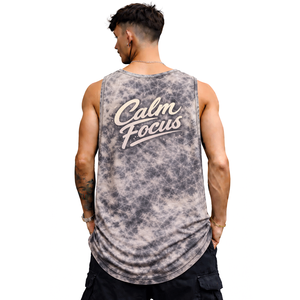 Débardeur gris pour homme, sans manches, avec inscription « Calm Focus », style streetwear moderne, fitness, mockup, spandex/polyester, séchage rapide - Product Image 2