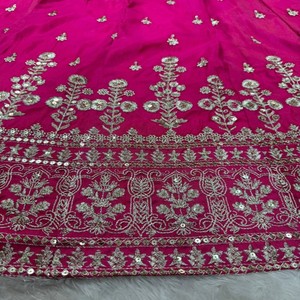 Elegante Top de seda brillante Lehenga Set con lentejuelas e hilo de trabajo Semi-cosido Lehenga y Georgette Dupatta con borde de encaje - Product Image 6