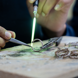 Pendientes de Aro Redondos de Cristal Blanco de Alta Calidad al por Mayor, Blancos de 15 mm, Chapados en Oro de 18K, Joyería de Plata de Ley 925 - Product Image 3