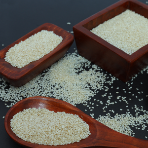 Graines de sésame décortiquées blanches de haute pureté Nouvelle récolte de saison en provenance du Pakistan OEM Marque privée Prix d'usine Emballage en vrac - Product Image 3