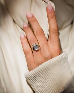 Anillo de compromiso blanco de corte ovalado de 12x8mm | Anillo de oro con tres piedras para Mujer | Joyería nupcial de moissanita CZ - Product Image 1