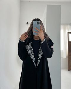 Vente en gros Abaya en satin de luxe personnalisée pour femmes Vêtements islamiques de haute qualité à manches volantées Taille libre conçue pour la petite soie - Product Image 4