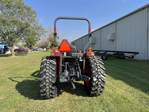 Chargeur de tracteur Kubota avec godet frontal, moteur diesel rouge, type à roues - Product Image 5