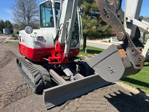 รถขุดขนาดเล็กแบบตีนตะขาบ สภาพดี ปี 2019 ยี่ห้อ Takeuchi รุ่น TB260 พร้อมบุ้งกี๋ขนาด 0.12 ลบ.ม. สำหรับงานก่อสร้าง ฟาร์ม และจัดสวน - Product Image 1