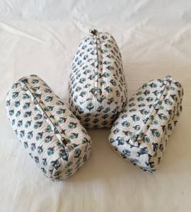 Pochette de maquillage en coton matelassé à motif floral, pochette de voyage élégante pour cosmétiques, fermeture éclair, fabricant en gros, étui à cosmétiques - Product Image 2