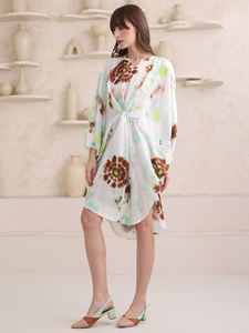 Robe ajustée et évasée à manches bouffantes et à col en V pour femmes - Product Image 2