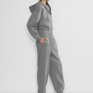 Nuevos Conjuntos Deportivos Cortos Grises con Logotipo Personalizado al por Mayor, Conjuntos Deportivos con Capucha y Cremallera para Mujer, Transpirables, Estilo Urbano, Joggers para Mujer - Product Image 3