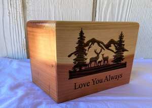 โกศไม้เผาศพขนาดเล็กสำหรับผู้ใหญ่พร้อมถิ่นทุรกันดารและสลักรูปกวางไว้ด้านบน - Product Image 2