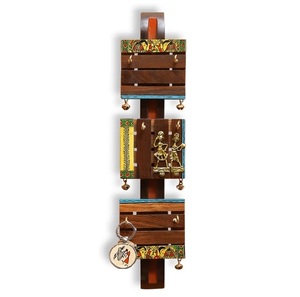 Porte-clés Dhokra peint à la main en bois de laiton et couleurs Madhubani en bois de Sesham et de teck 6 crochets porte-courrier monté pour mur de maison - Product Image 1