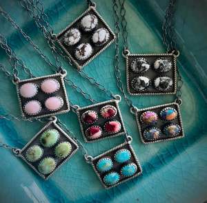 Collier pendentif carré minimaliste fait main pour femme en argent sterling avec placage or pour un usage quotidien ou des cadeaux - Product Image 1