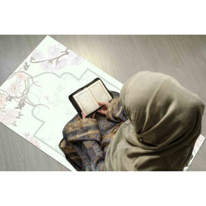 Alfombra de Oración Floral: Alfombra Estampada con Diseño Islámico en Tonos Suaves, Alfombra Delgada No Tejida - Product Image 2