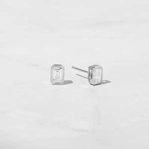 Boucles d'oreilles clous polyvalentes en argent sterling plaqué or avec zircone cubique taille baguette, qualité AAA, design minimaliste à crochet - Product Image 3