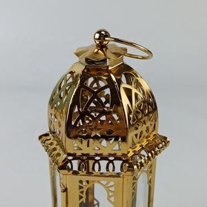 Lanterne décorative Vintage en métal avec verre coloré, bougeoirs métalliques de couleur dorée pour suspendre et décoration au sol - Product Image 3