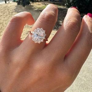 Bague de fiançailles élégante de style vintage à taille ovale avec halo de diamants de laboratoire F-VS2, monture halo en or massif 14K, bijoux certifiés - Product Image 2