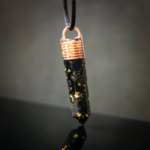 Pendentif en cristal de pierre naturelle en gros, tourmaline noire, orgone, avec des paillettes de cuivre et d'or, collier pendentif - Product Image 3