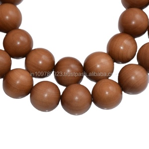 Perles de prière en bois de santal Buddhiat - Perles rondes naturelles brun doré foncé enfilées - Provenant du Rajasthan - Product Image 1
