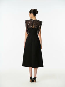 ชุดเดรสสีดำทรงมิดิ ดีไซน์หรูหรา ตกแต่งผ้าตาข่ายลายดอกไม้และคริสตัลที่ไหล่ ผลิตจากผ้าฝ้ายผสมโพลีเอสเตอร์และสแปนเด็กซ์ คุณภาพพรีเมียม รับผลิตแบบ OEM/ODM - Product Image 3