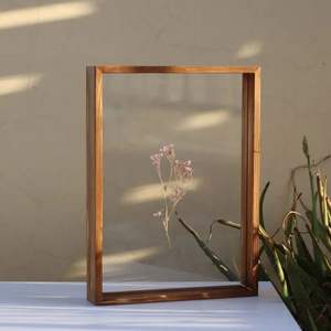 Cadre photo en bois poli brun foncé pour encadrer des photographies de vacances mémorables dans un cadre confortable et chaleureux - Product Image 4