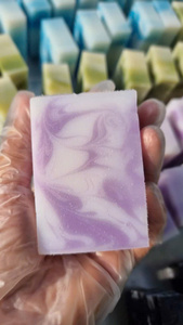 Jabón de coco a base de hierbas naturales con leche de coco y aceites esenciales para una piel suave y brillante - Product Image 6