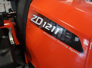 En stock : Tracteur de pelouse professionnel Kubota ZD1211 Diesel à braquage zéro, tondeuse autoportée robuste pour l'aménagement paysager - Product Image 5