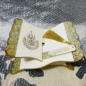 Résine Coran Rehal Titulaire À La Main Personnalisé Livre Stand Rose Pétales Conception Artisan Artisanat Amour Thème Personnalisable Taille Couleur - Product Image 1